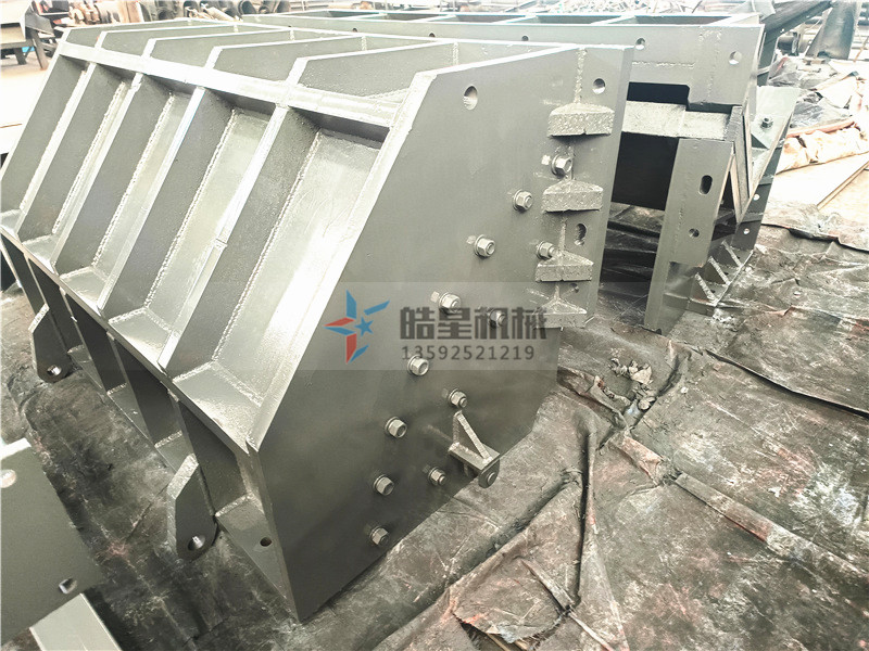 金属羞羞视频免费看锤头、筛板、破碎腔体生产组装现场